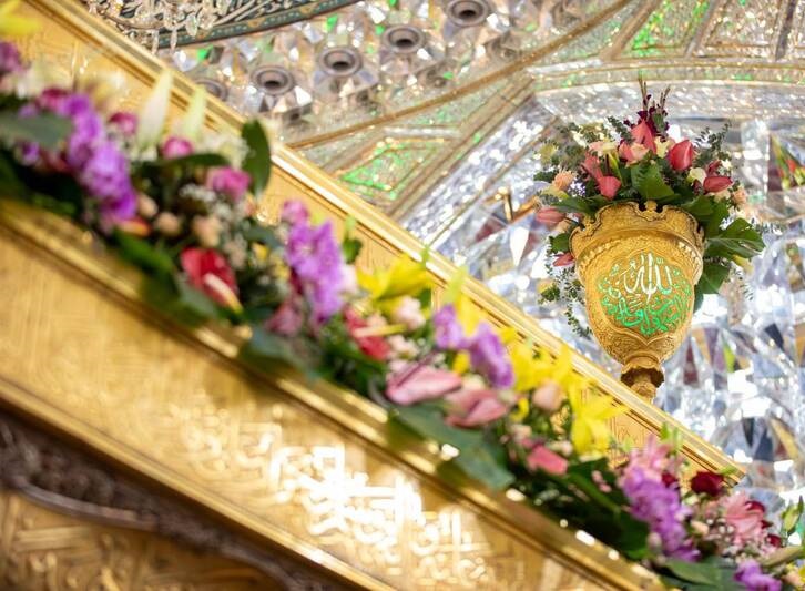 گل‌آرایی ضریح سیدالشهدا در آستانه روز پدر