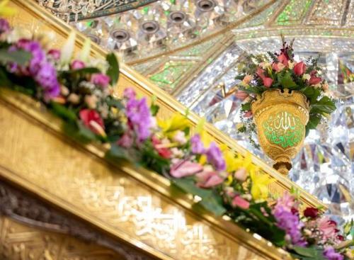 گل‌آرایی ضریح سیدالشهدا در آستانه روز پدر