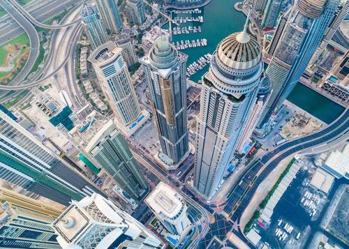 بندبازی بین برج های دوبی در ارتفاع ۲۲۴ متری 
