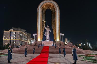 ادای احترام پزشکیان به پادشاه سلسله سامانیان در تاجیکستان 