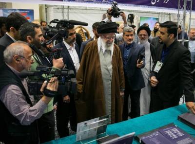 بازدید رهبر انقلاب از نمایشگاه دستاوردها /عکس