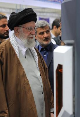  بازدید رهبر انقلاب از نمایشگاه دستاوردها /عکس