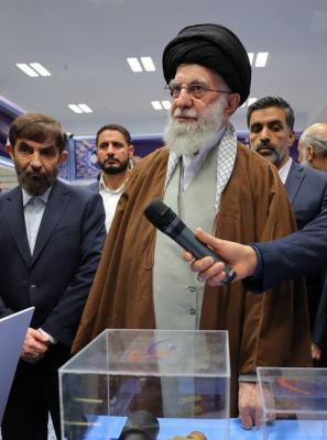  بازدید رهبر انقلاب از نمایشگاه دستاوردها /عکس