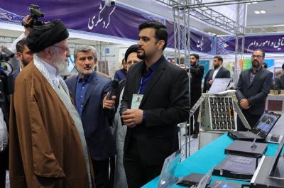  بازدید رهبر انقلاب از نمایشگاه دستاوردها /عکس