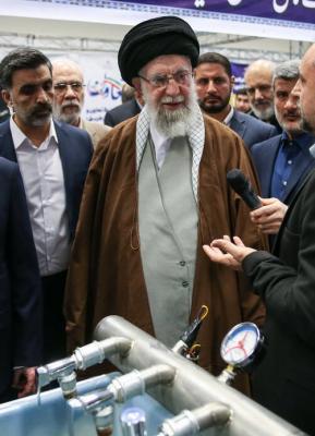  بازدید رهبر انقلاب از نمایشگاه دستاوردها /عکس
