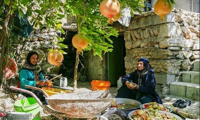 عکس/ برداشت انار در روستای دورک اناری شهرکرد