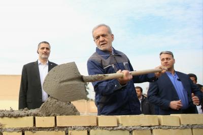پزشکیان  مشغول ساخت مدرسه در اهواز 