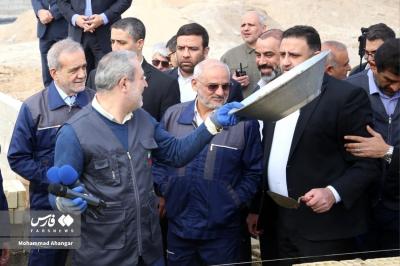 پزشکیان  مشغول ساخت مدرسه در اهواز 