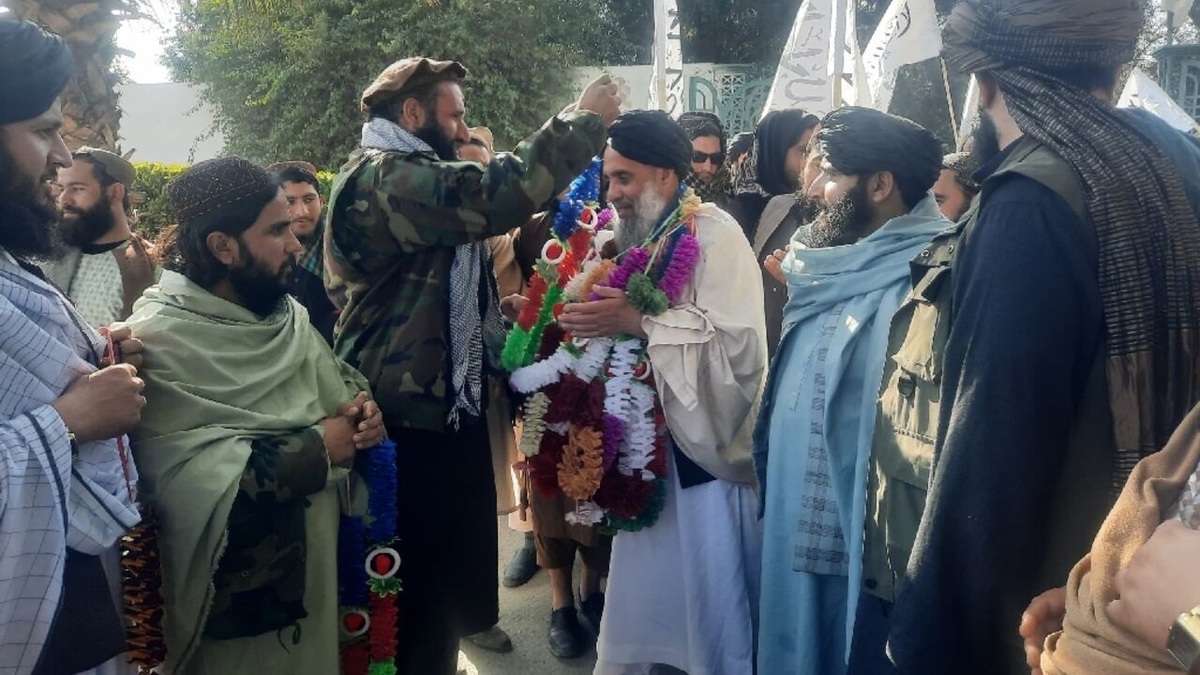 استقبال طالبان از یک افغان پس از آزادی از زندانی در آمریکا 