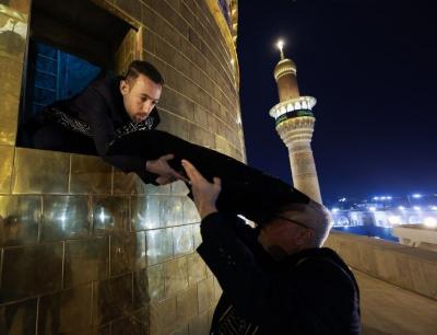 تعویض پرچم حرم کاظمین 
