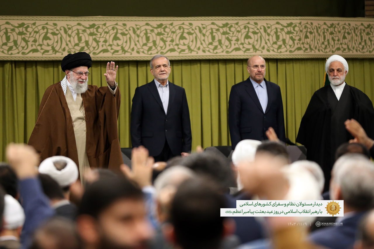 دیدار مسئولان ، نمایندگان کشورهای اسلامی و اقشار  مردم با رهبر  انقلاب