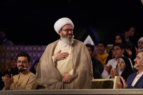 خوانندگی داور محفل با یک ترانه مشهور در برنامه 