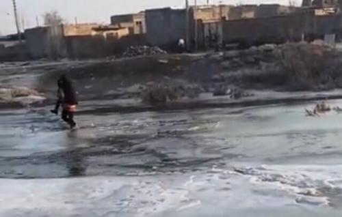 خانم معلم دانش‌آموزانش را بر دوش از رودخانه می‌برد 