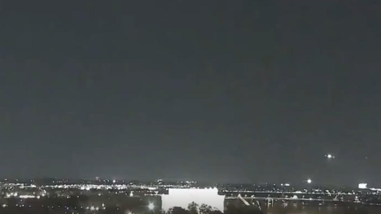 سقوط هواپیما مسافربری در مجاورت فرودگاه ریگان در آمریکا 