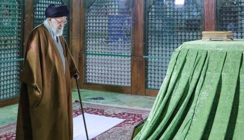 حضور رهبر انقلاب در حرم  حضرت امام خمینی (ره)
