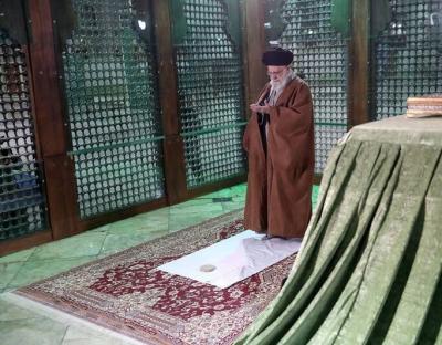  عکس/ حضور رهبر انقلاب در مرقد بنیانگذار جمهوری اسلامی ایران
