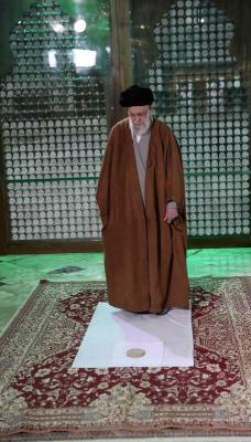  عکس/ حضور رهبر انقلاب در مرقد بنیانگذار جمهوری اسلامی ایران