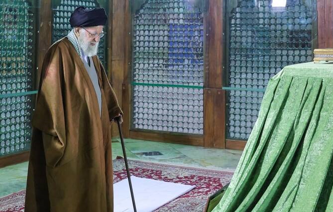  عکس/ حضور رهبر انقلاب در مرقد بنیانگذار جمهوری اسلامی ایران