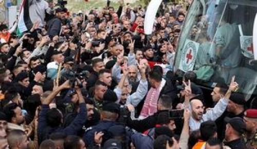 تحویل ۲ اسیر صهیونیست به صلیب سرخ/چهارمین مرحله «طوفان آزادگان»+عکس و فیلم