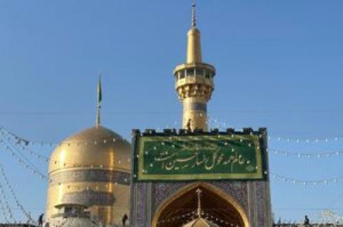 فیلم/ نصب کتیبه ولادت امام حسین(ع) در حرم رضوی