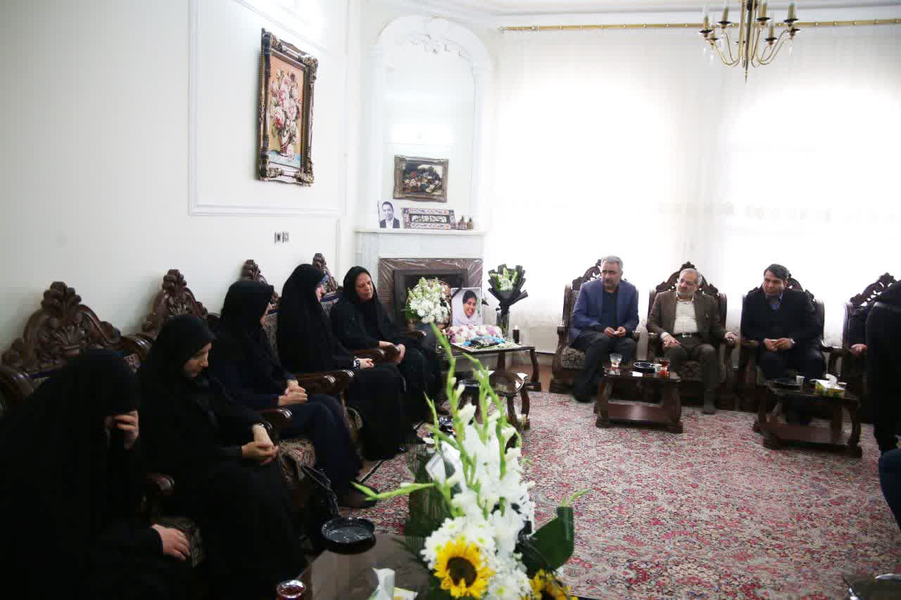 دختر پزشکیان در منزل خانواده جانباختگان حادثه کرمان+عکس  