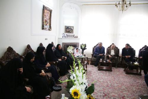 دختر پزشکیان در منزل خانواده جانباختگان حادثه کرمان+عکس  