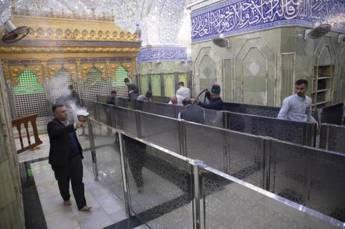 شست‌وشوی حرم مطهر حضرت عباس(ع) / عکس