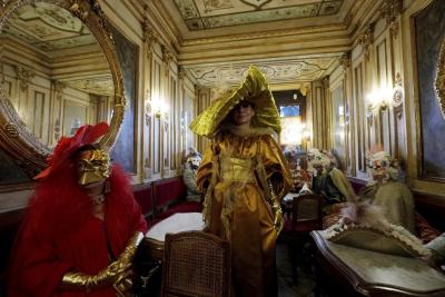 جشنواره چشم‌نواز لباس‌ها و ماسک‌ها 