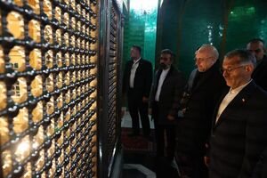 قالیباف حرم مطهر خواهر امام رضا در باکو را زیارت کرد