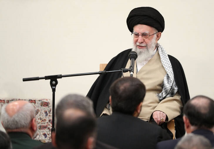 تنها راه‌حل مشکلات، پایبندی به مبانی انقلاب است/ تأکید امام خامنه‌ای بر همکاری و هماهنگی دستگاه‌های اطلاعاتی + عکس و فیلم