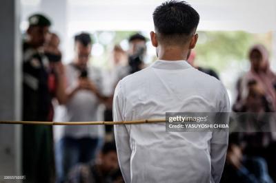 همجنس‌گرایان در ملأ عام شلاق خوردن