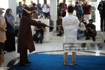 همجنس‌گرایان در ملأ عام شلاق خوردن