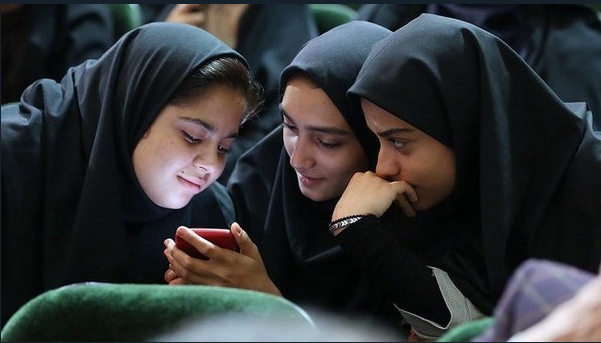 تأثیرات مخرب موبایل و شبکه‌های اجتماعی بر روان دختران نوجوان+عکس