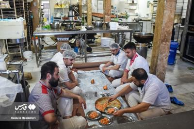 عکس/بازار پخت و فروش زولبیا وبامیه در ماه رمضان