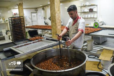 عکس/بازار پخت و فروش زولبیا وبامیه در ماه رمضان