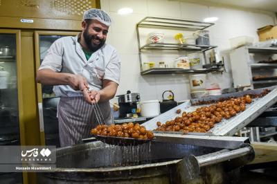 عکس/بازار پخت و فروش زولبیا وبامیه در ماه رمضان