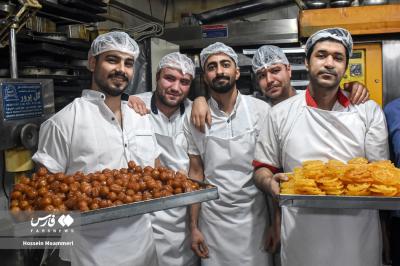 عکس/بازار پخت و فروش زولبیا وبامیه در ماه رمضان