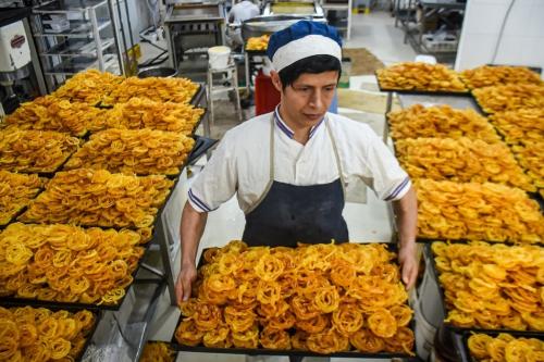 عکس/بازار پخت و فروش زولبیا وبامیه در ماه رمضان