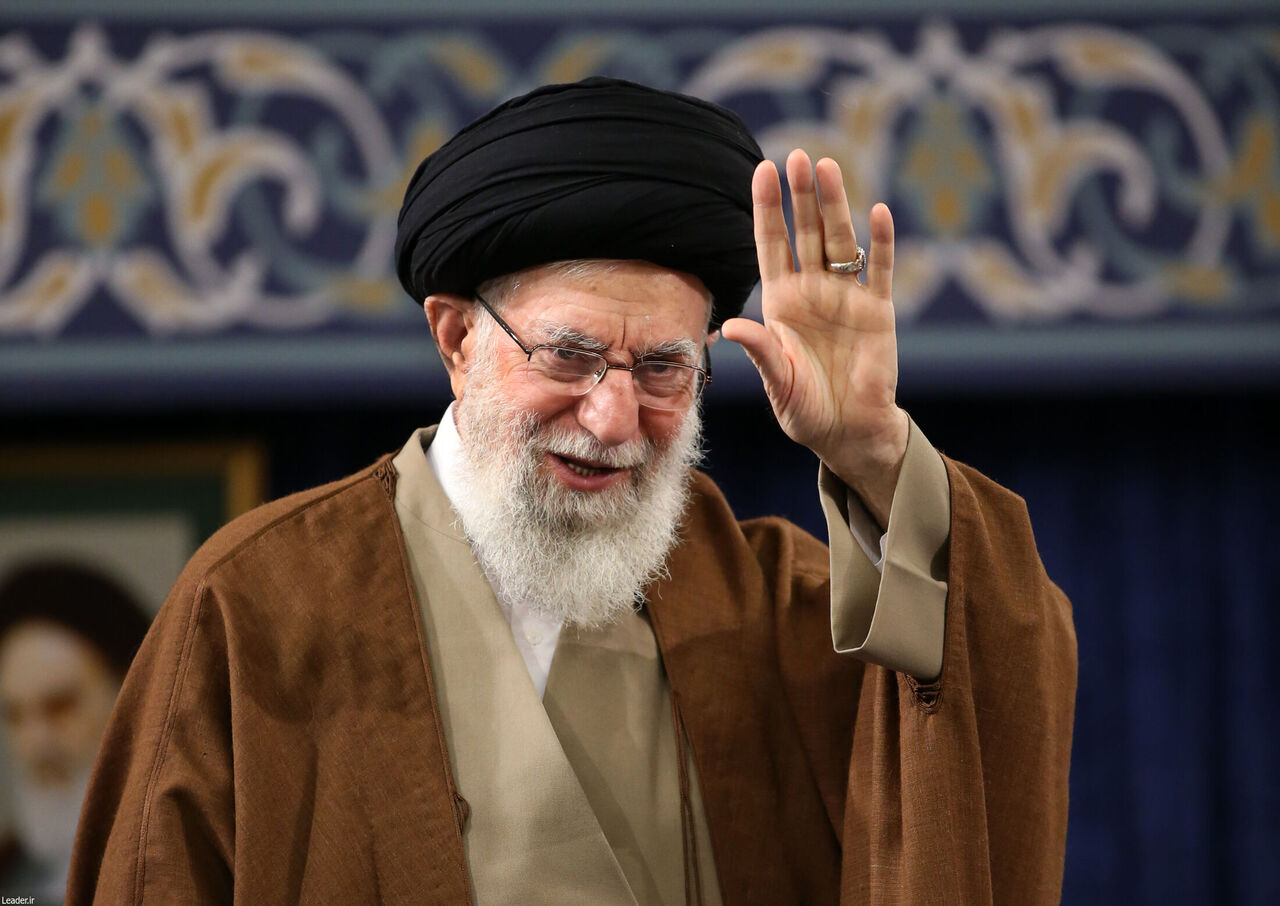 هشدارهای رهبر انقلاب درباره آمریکا/دستی که برای همگان رو شده است+عکس