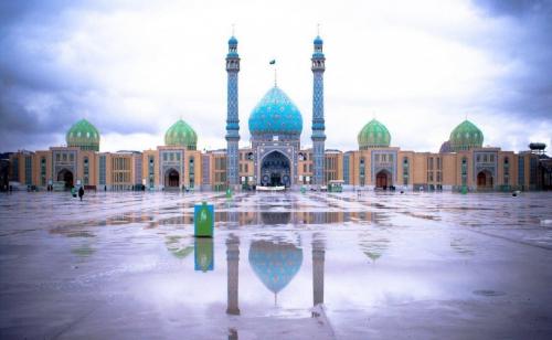سخنان کامل حجت‌الاسلام ماندگاری در پاسخ به فرد معترض در مسجد جمکران +فیلم