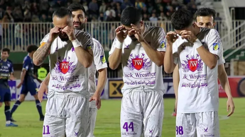 هوادار وارد گلستان می‌شود