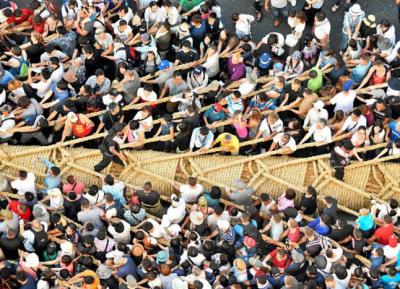  عکس/ بزرگترین مسابقه طناب کشی جهان 
