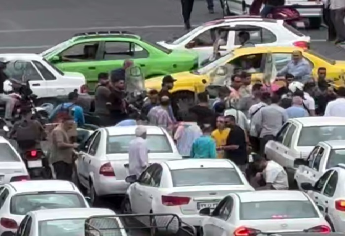 لحظه دستگیری یک دزد توسط مردم در تهران لحظه دستگیری یک دزد توسط مردم در تهران