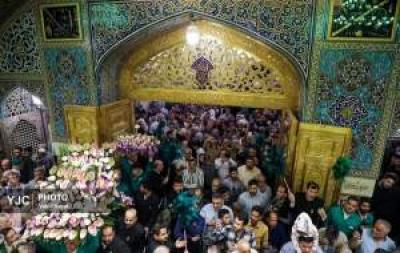 گل‌آرایی حرم مطهر رضوی در آستانه میلاد