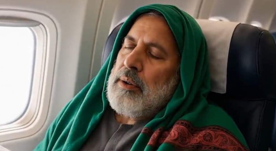 ماجرای خواب شهید رئیسی با شال سبز در هواپیما 