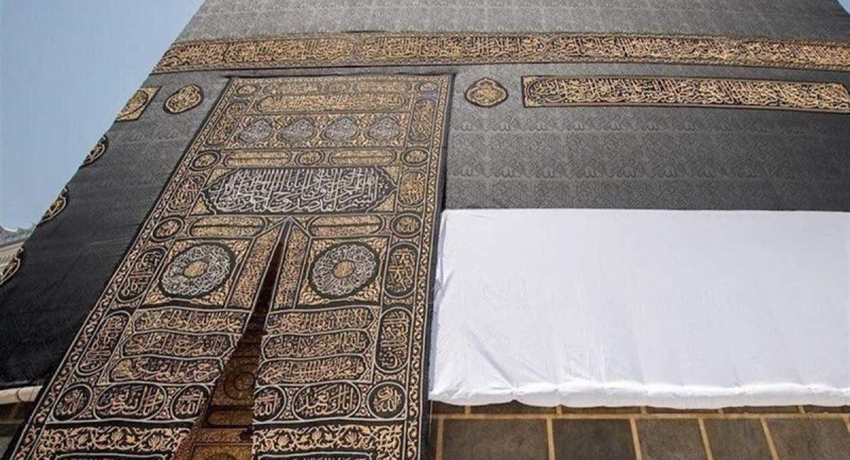 چرا در موسم حج پرده کعبه بالا برده می‌شود؟ 