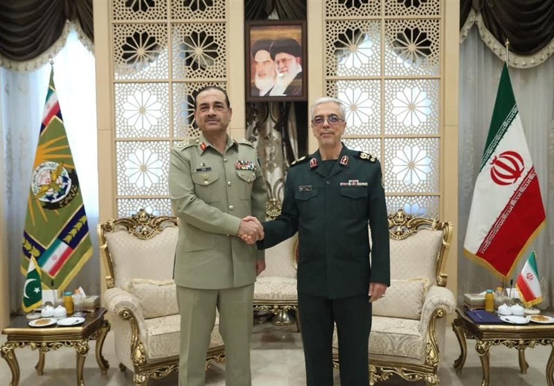 دیدار فرمانده ارتش پاکستان با سرلشکر باقری‌ 