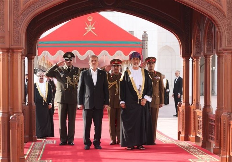 استقبال سلطان هیثم از پزشکیان در قصر العلم مسقط