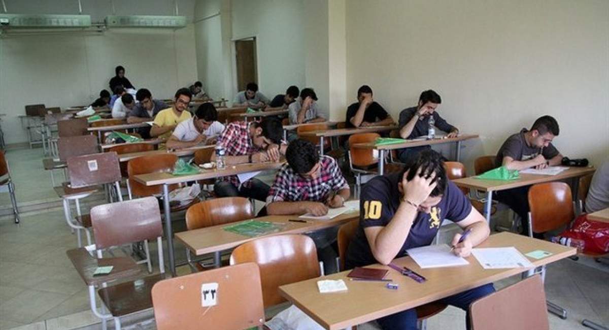 نمرات آزمون‌های نهایی دانش‌آموزان بین ۸ تا ۱۰ است
