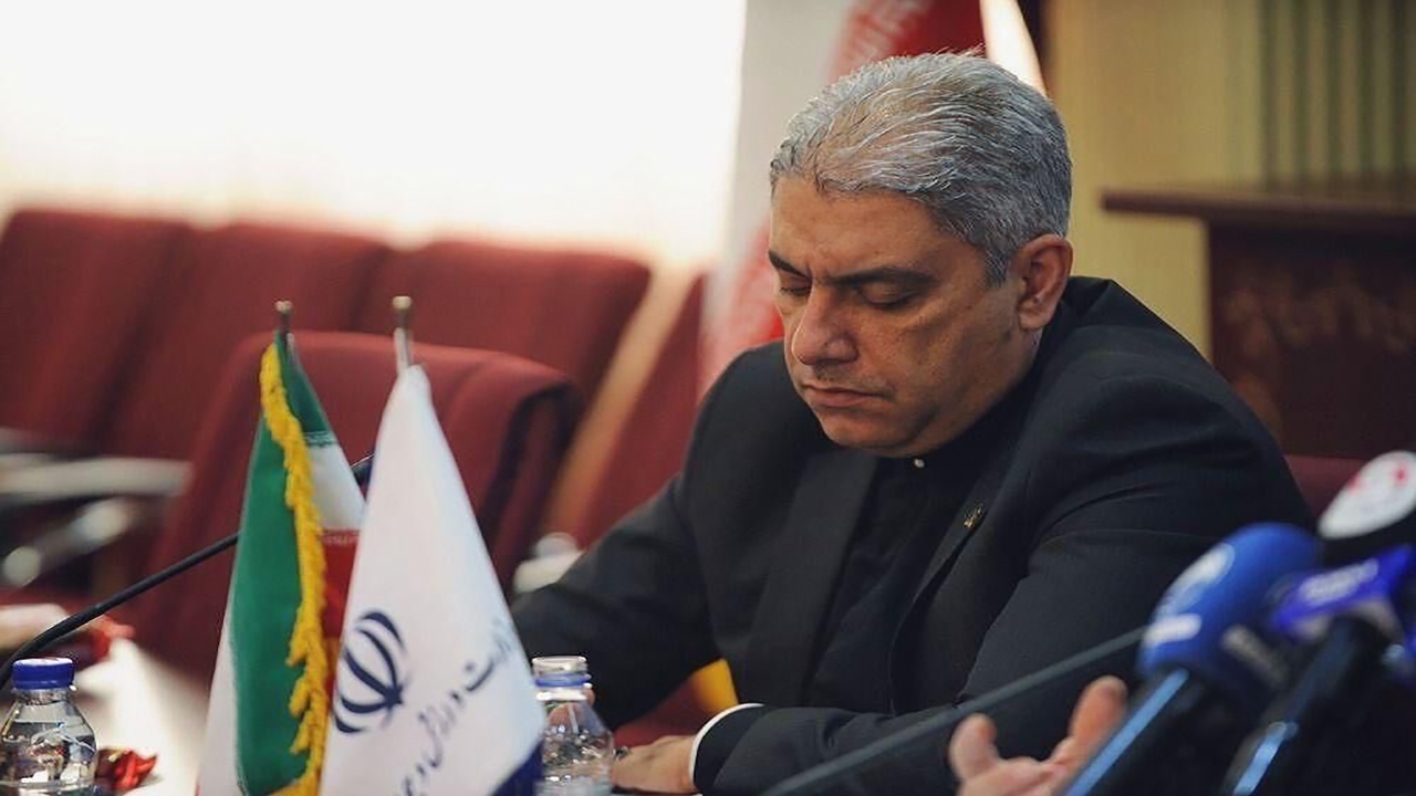 ورزشگاه آزادی در کنار نیرو‌های مسلح هست